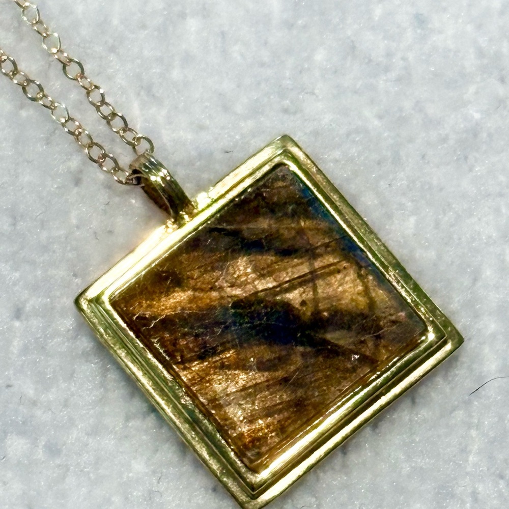 Muns Square Gold Labradorite Pendant Necklace